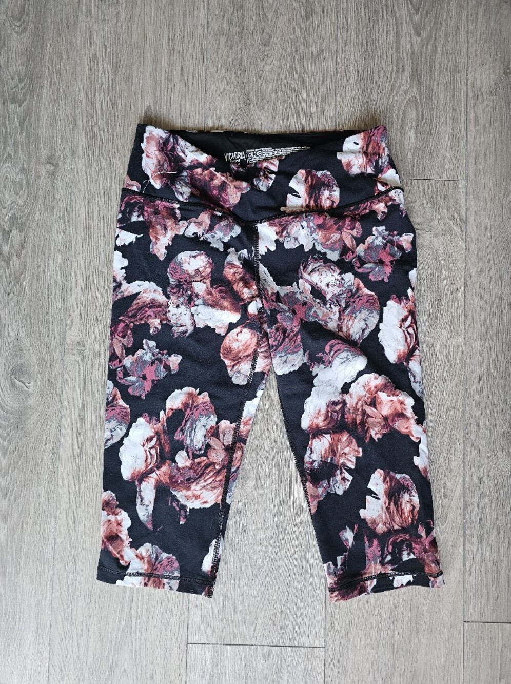Victoria's Secret Black Floral Capri Leggings NWOT